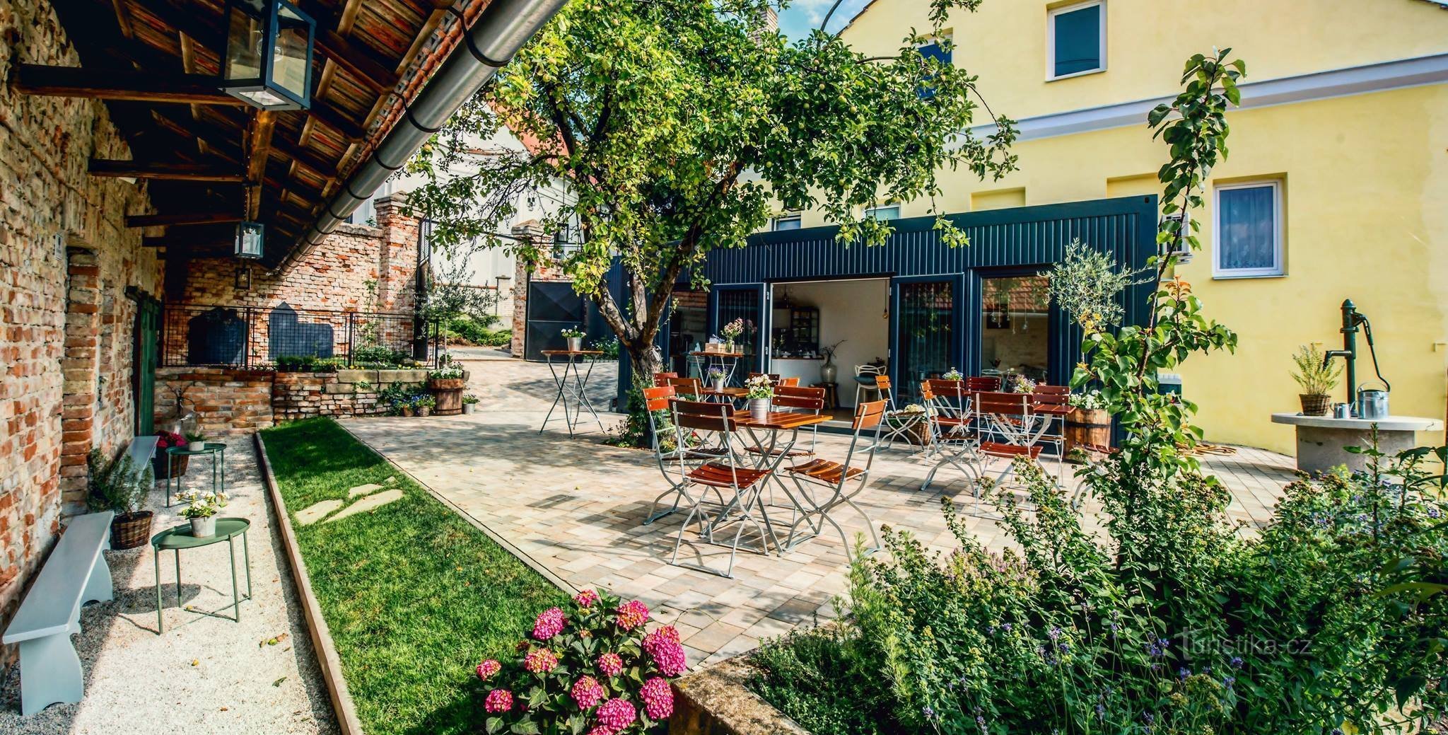 Dvorišče: kavarna, vino, bistro