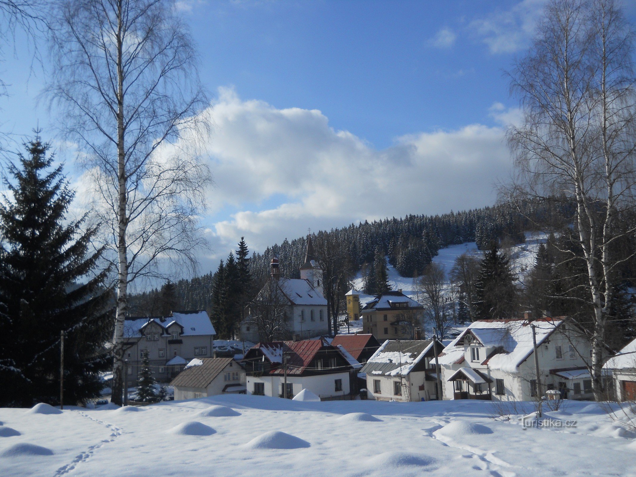 Dvorský vrch - ez a domb Nový Hamrůból