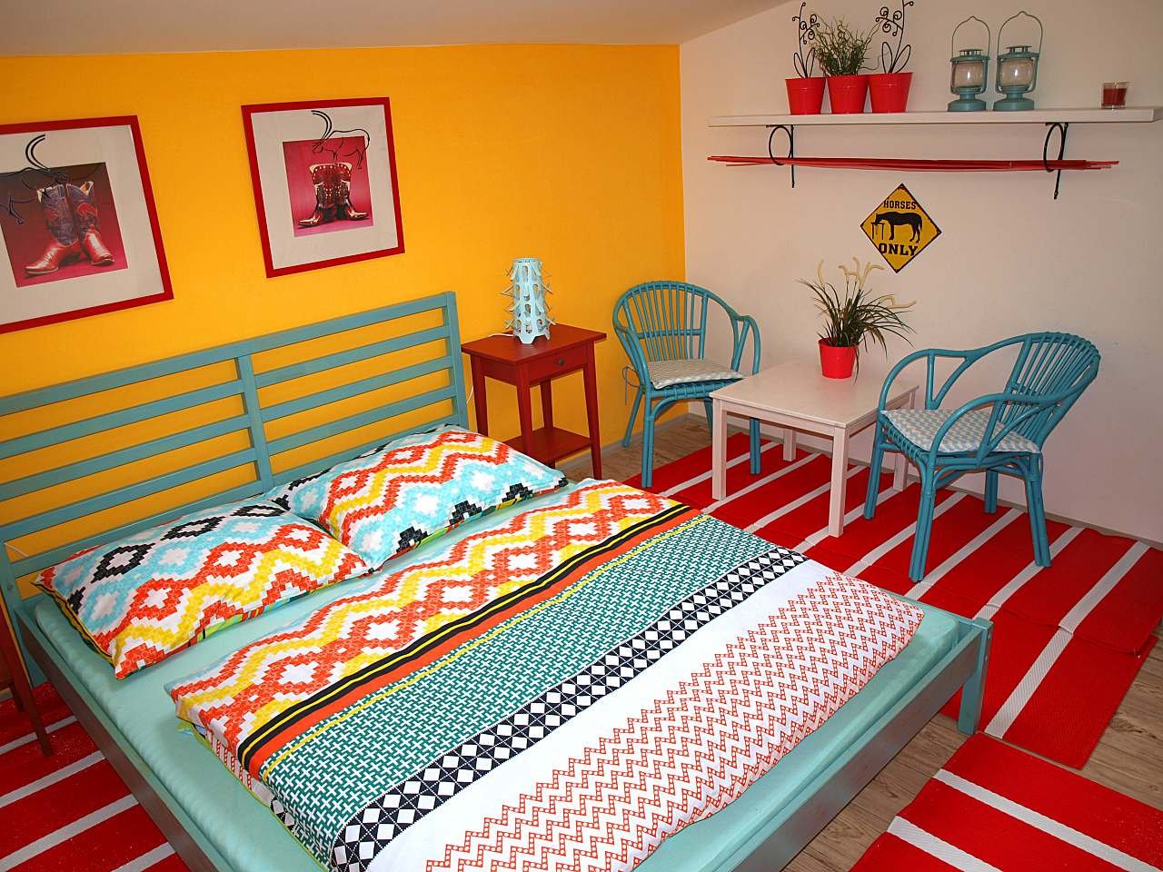 Dvokrevetna soba s dvokrevetnom spavaćom sobom i malim prostorom za sjedenje