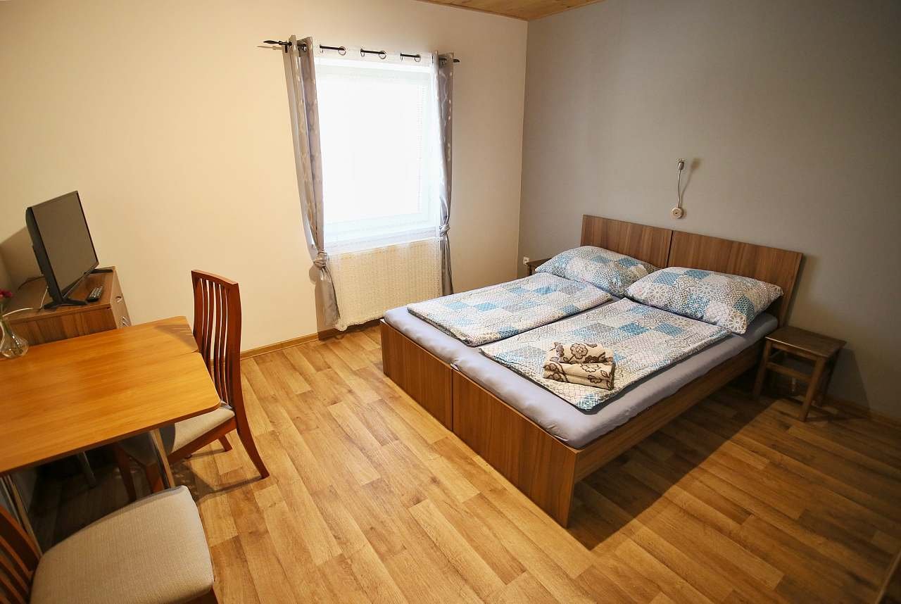 Double room with bathroom, fridge, TV and wifi.