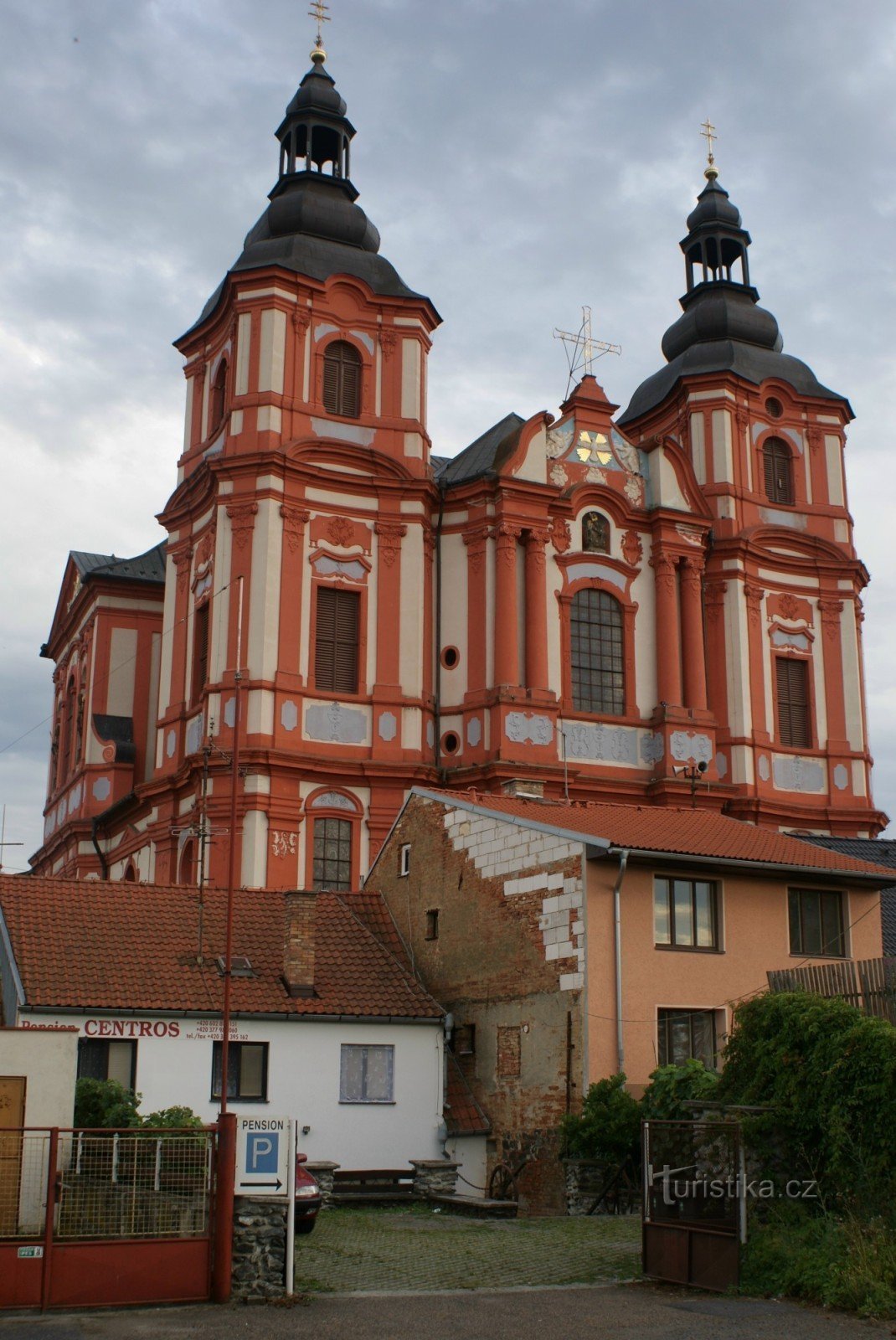 fachada de dos torres del templo