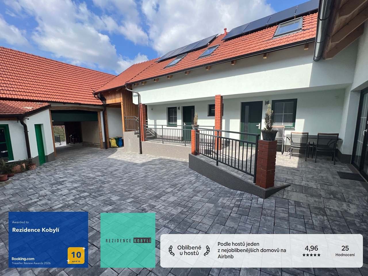 Dvůr - dole vstupy do pokojů s vlastní koupelnou. Schody nahoru do 2+kk apartmán