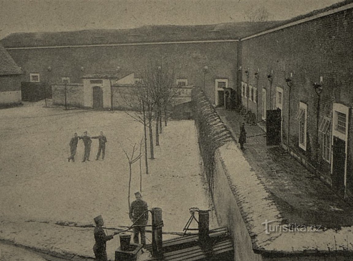 De binnenplaats van de garnizoensgevangenis in Josefov aan het begin van de Eerste Wereldoorlog