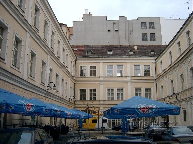 Cour avec restaurant extérieur