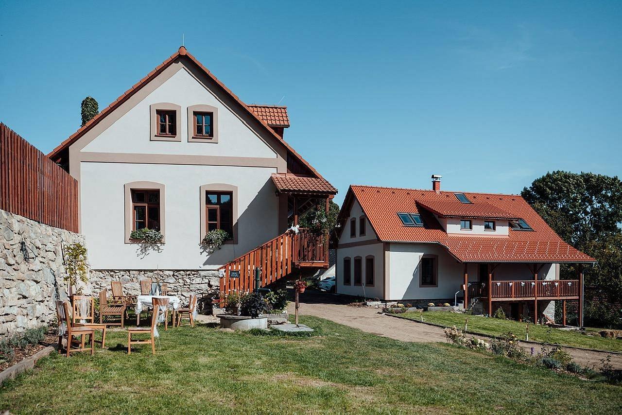 Cour - notre chalet à gauche, votre chalet à droite