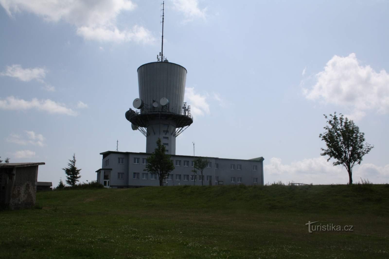 Un palmeto e una torre di avvistamento chiusa