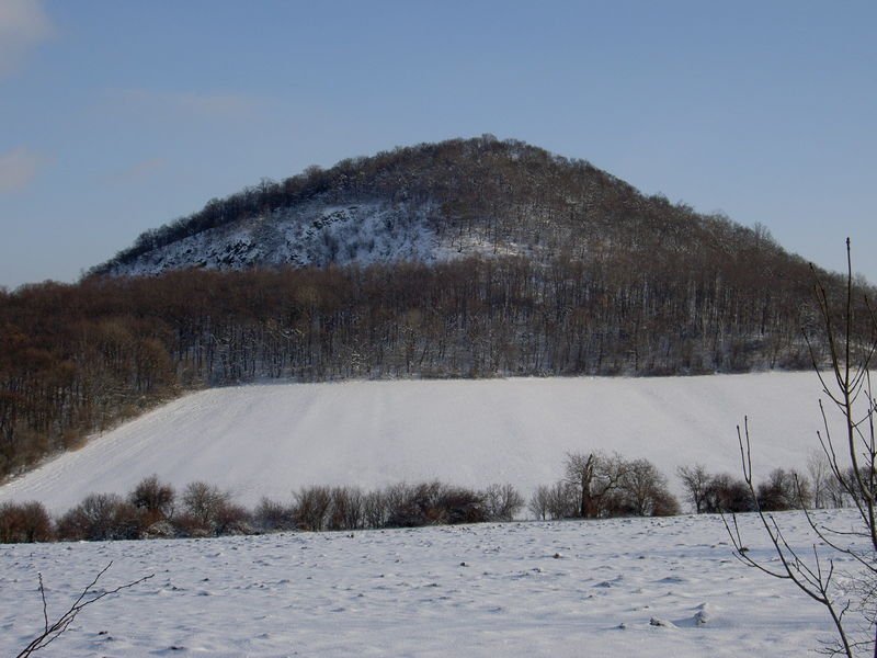 Den rykande Boreč-kullen med en utbildningsstig