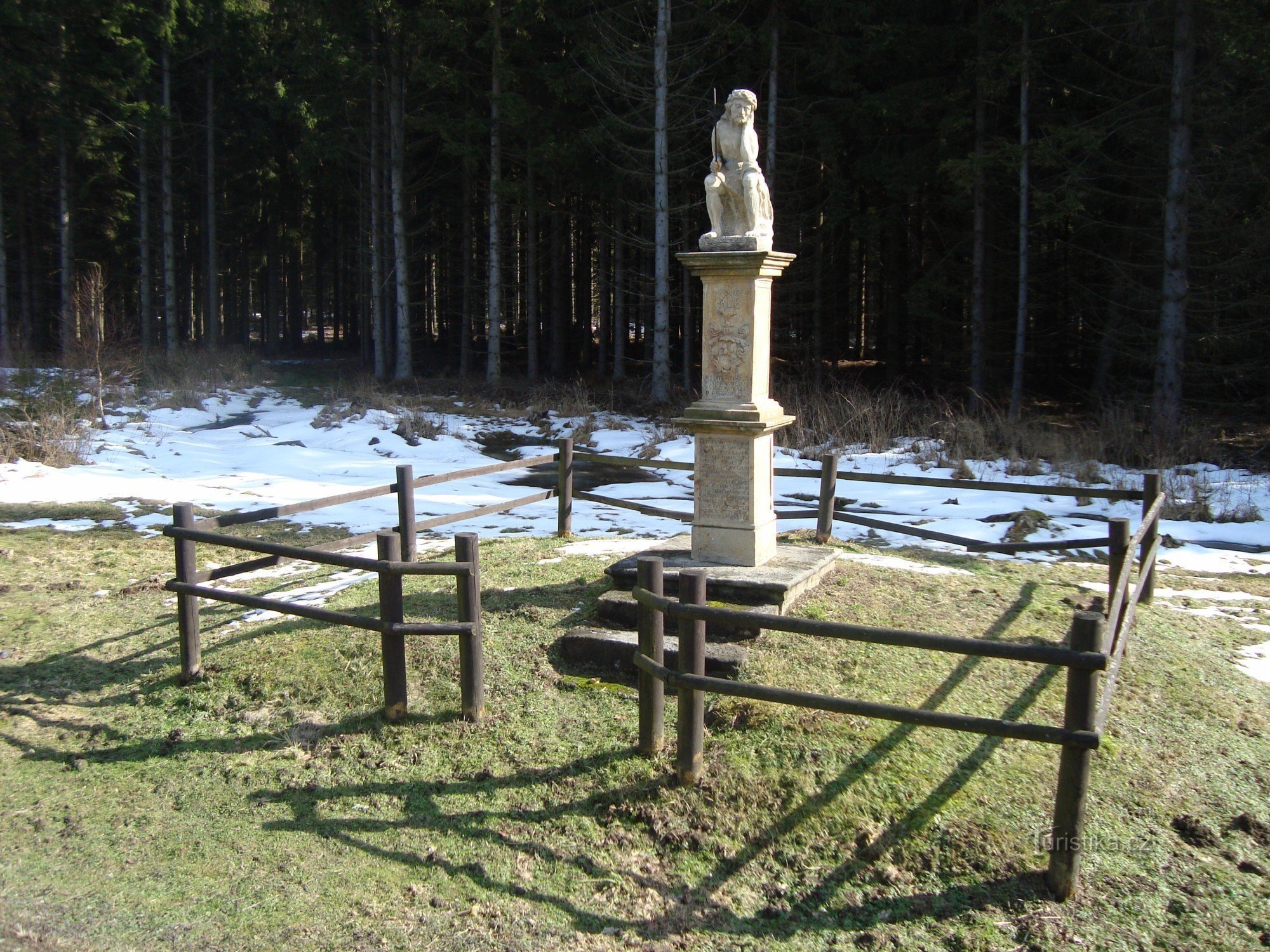 Ecce Homo-巴洛克式柱子，上面有一个坐着的基督-照片：Ulrych Mir。