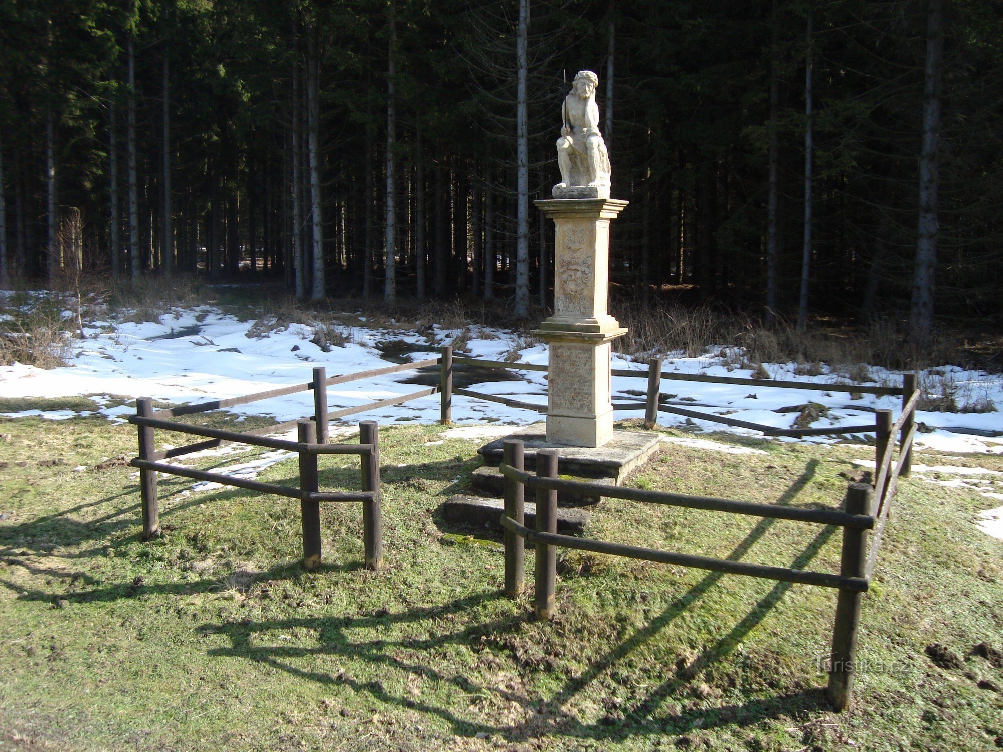 Ecce Colonne homo-baroque avec un Christ assis-Photo : Ulrych Mir.