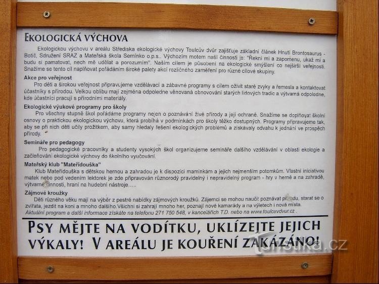 Ekološka vzgoja: informativna tabla na vhodu v Toulcov Dvor.