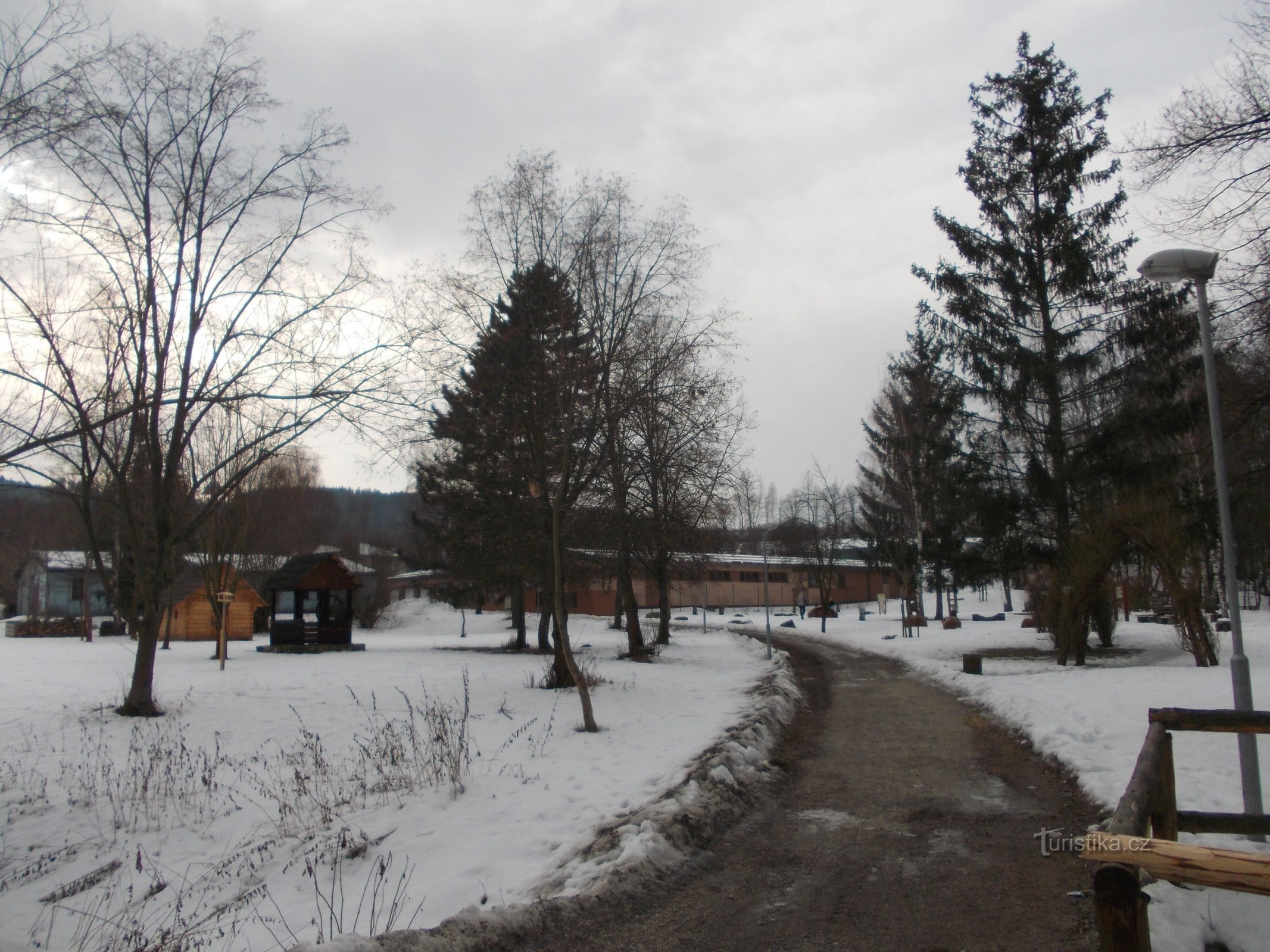 Ecopark Trhovisko atrás do córrego de Penny