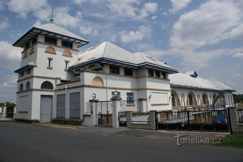 usina com uma torre de transformador