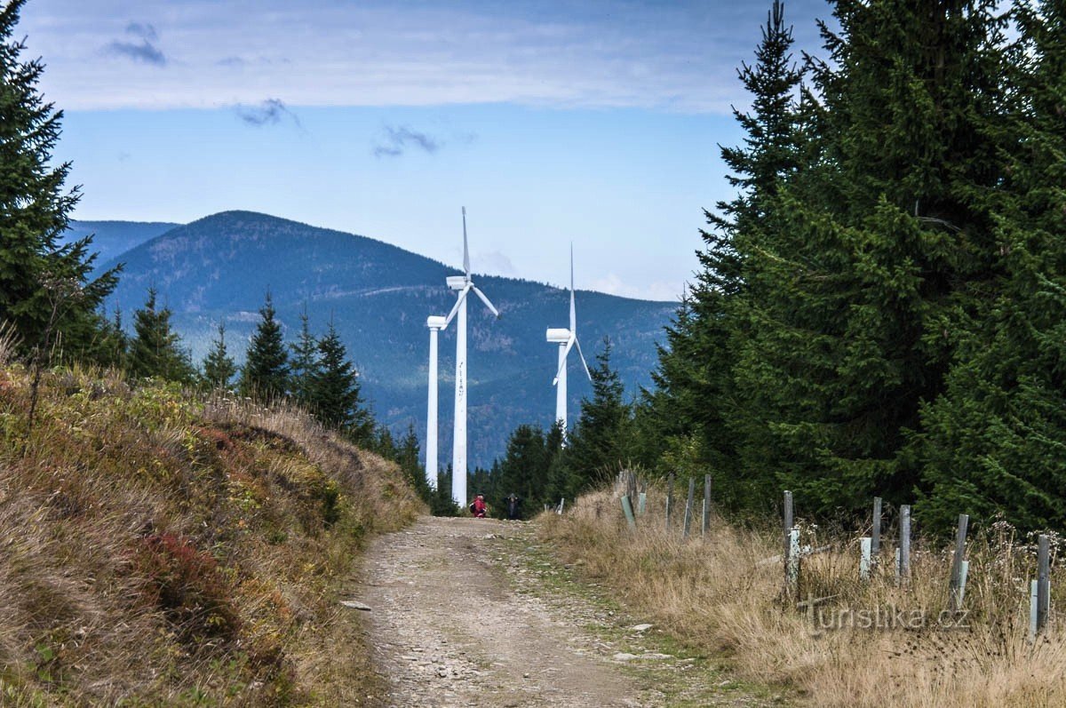 Usinas de energia na Bear Mountain com o fundo da Red Mountain