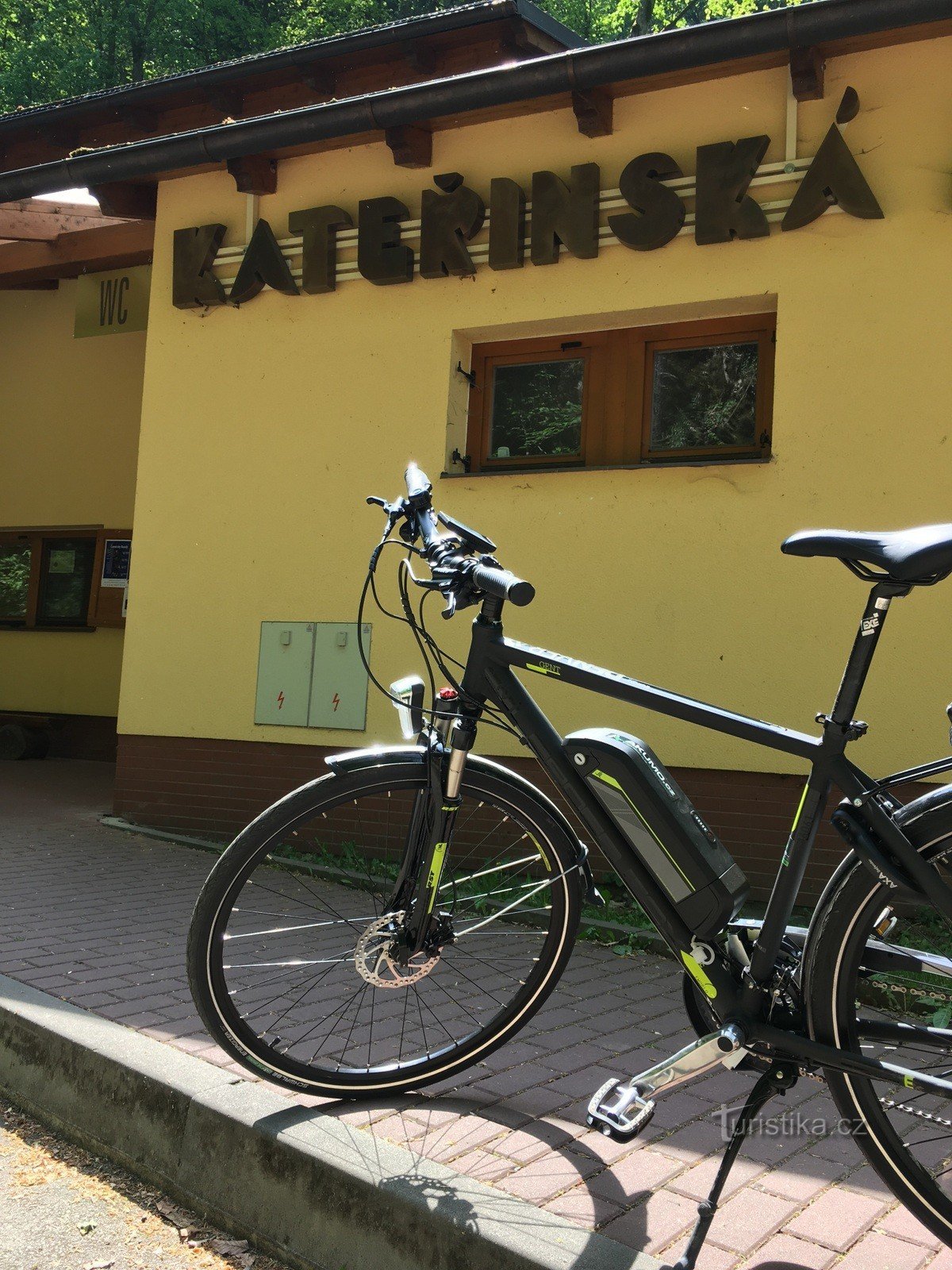 Bicicleta elétrica através do Karst da Morávia