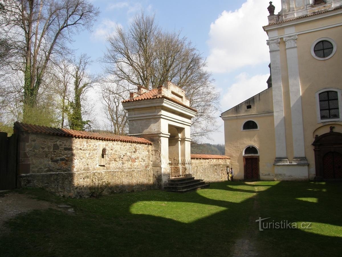 Carska grobnica u dvorištu samostana