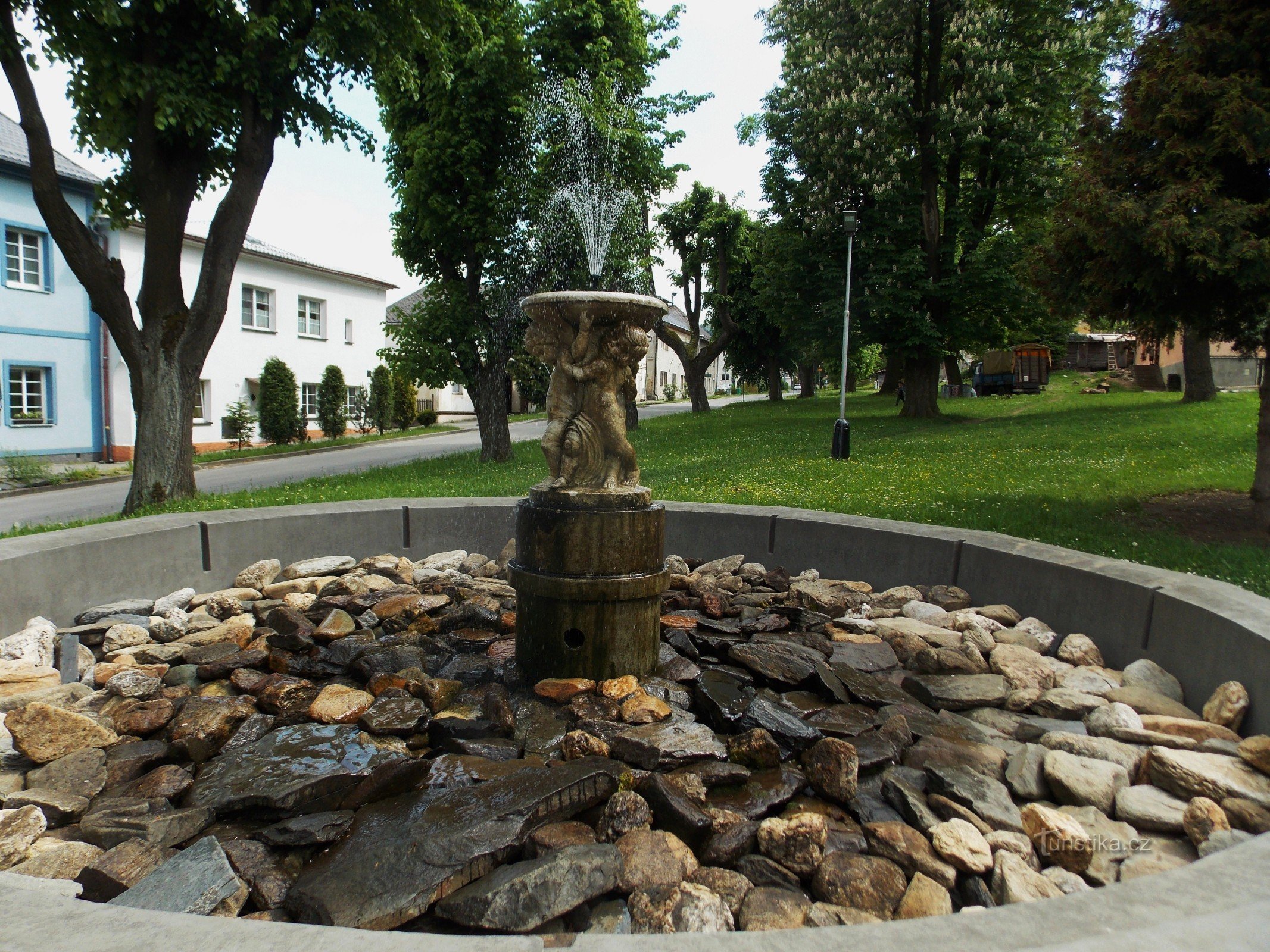 Fontana dell'Impero sulla piazza di Vrbno pod Pradědem