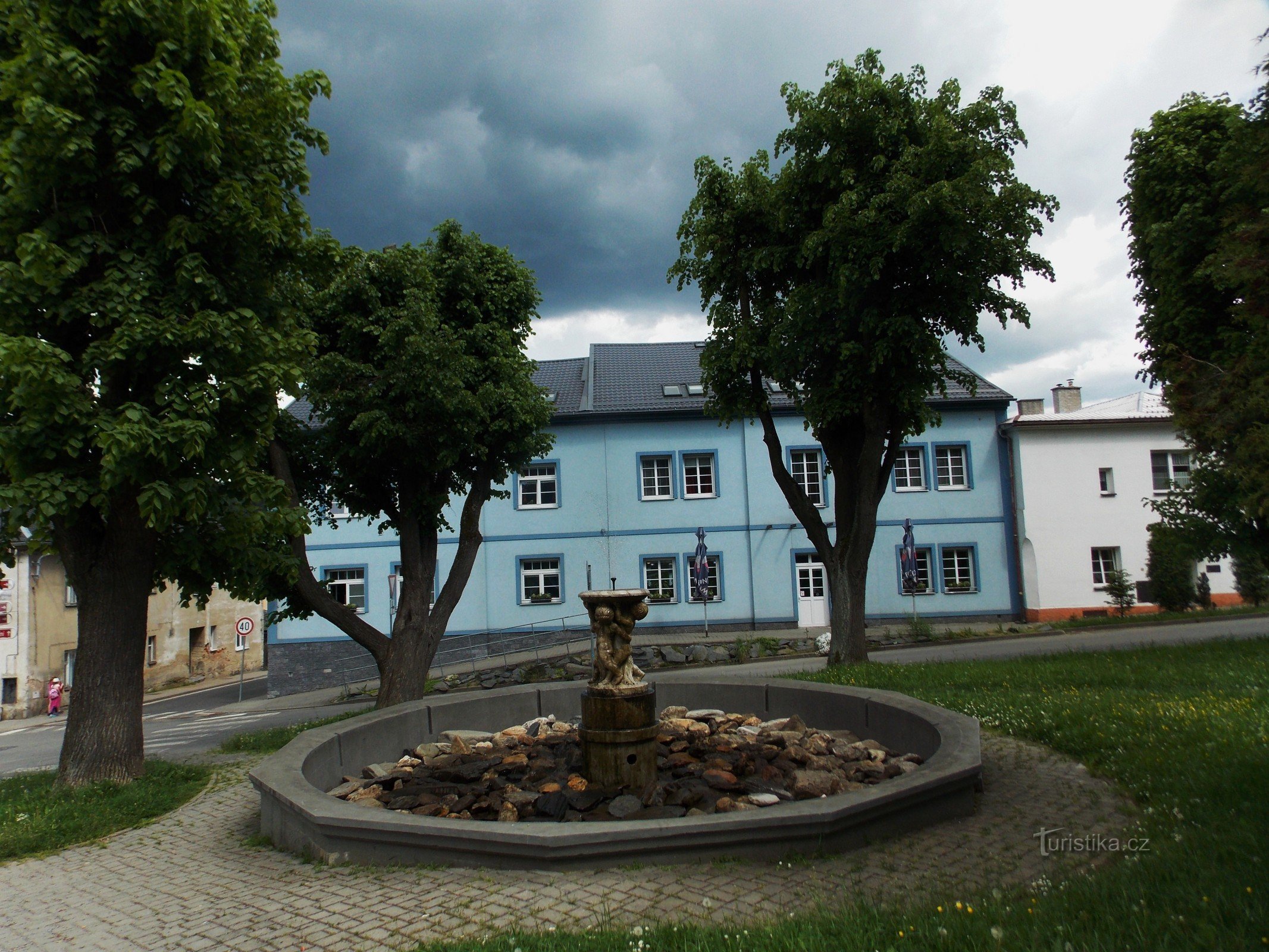 Empirebrunnen auf dem Stadtplatz in Vrbno pod Pradědem
