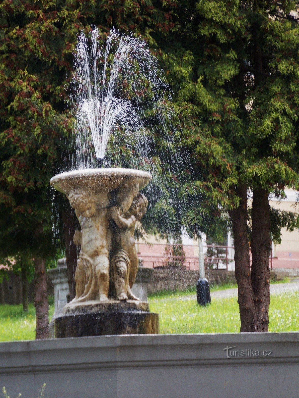 Empire-fontein op het plein in Vrbno pod Pradědem