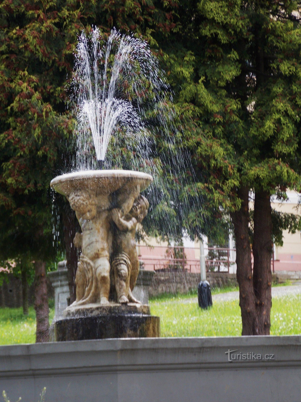 Fuente del imperio en la plaza de Vrbno pod Pradědem