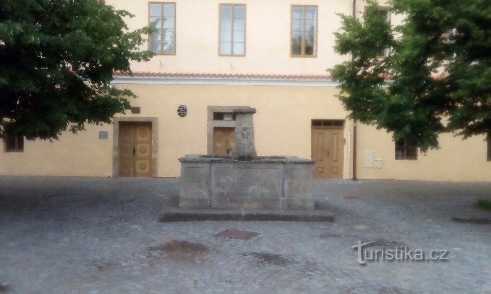 Fontaine Empire à Přihrádek