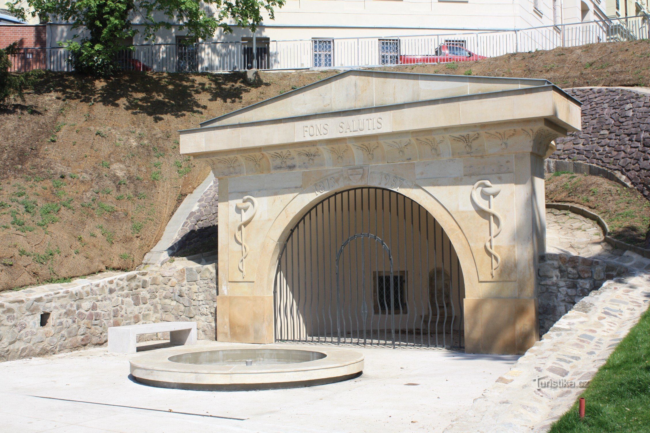 Empire-Gebäude Gesundheitsbrunnen (Fons Salutis) im Studánka-Park