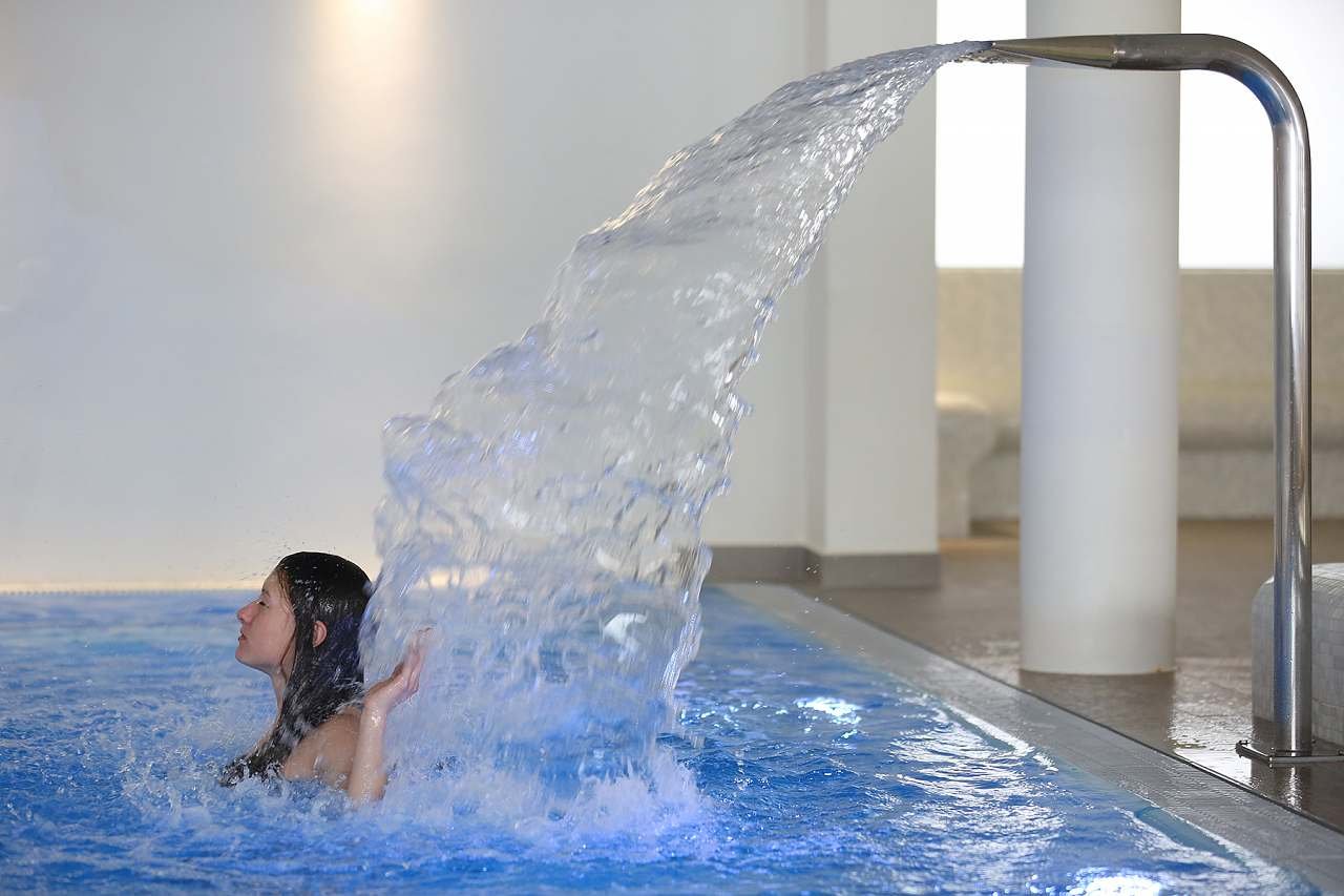 Engadin wellness - pool with salt water, counter current, water spout