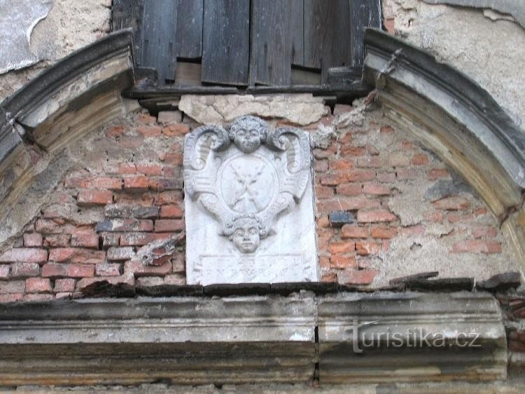 Wappen der Berks von Dubé über dem Portal: Rosice