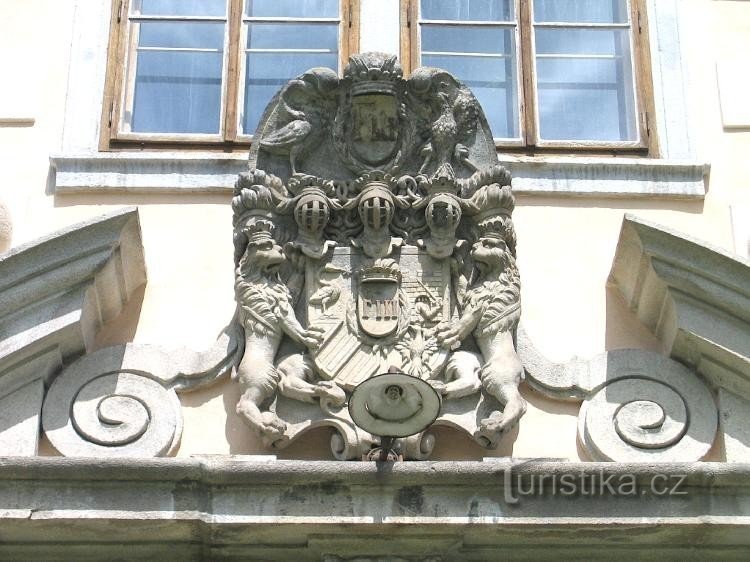 Wappen: Ein steinernes Wappen über dem Haupteingang