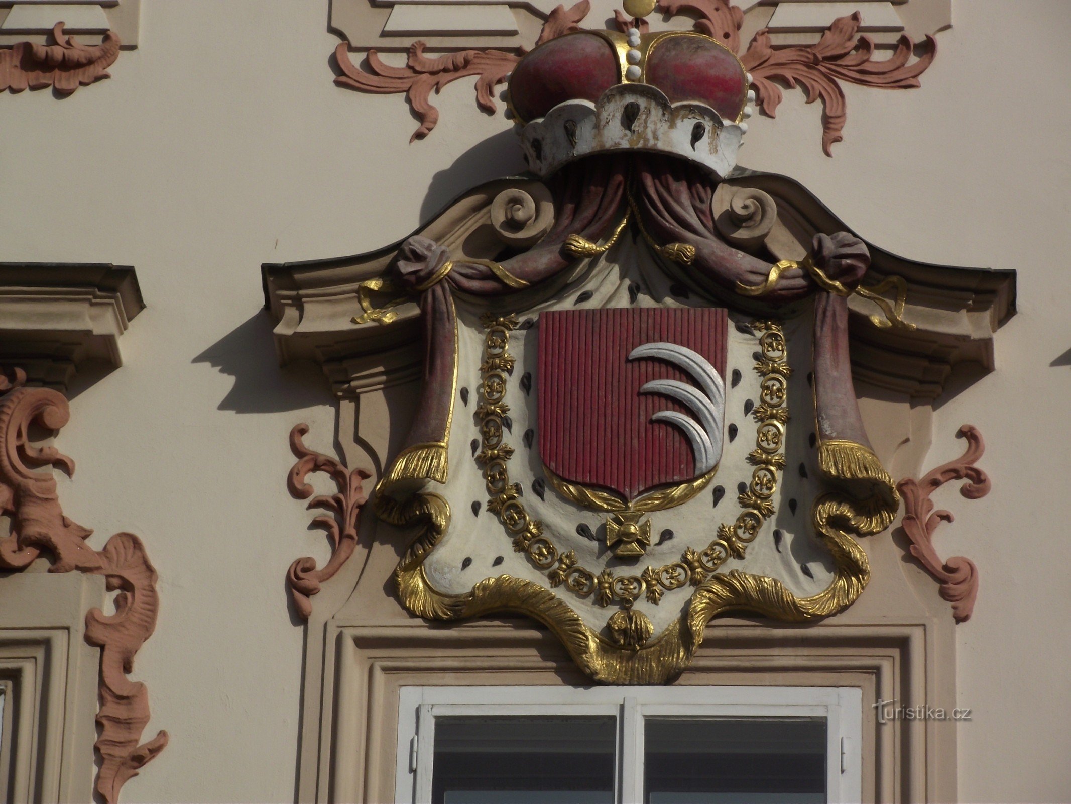 stemma di Kinsky nella facciata