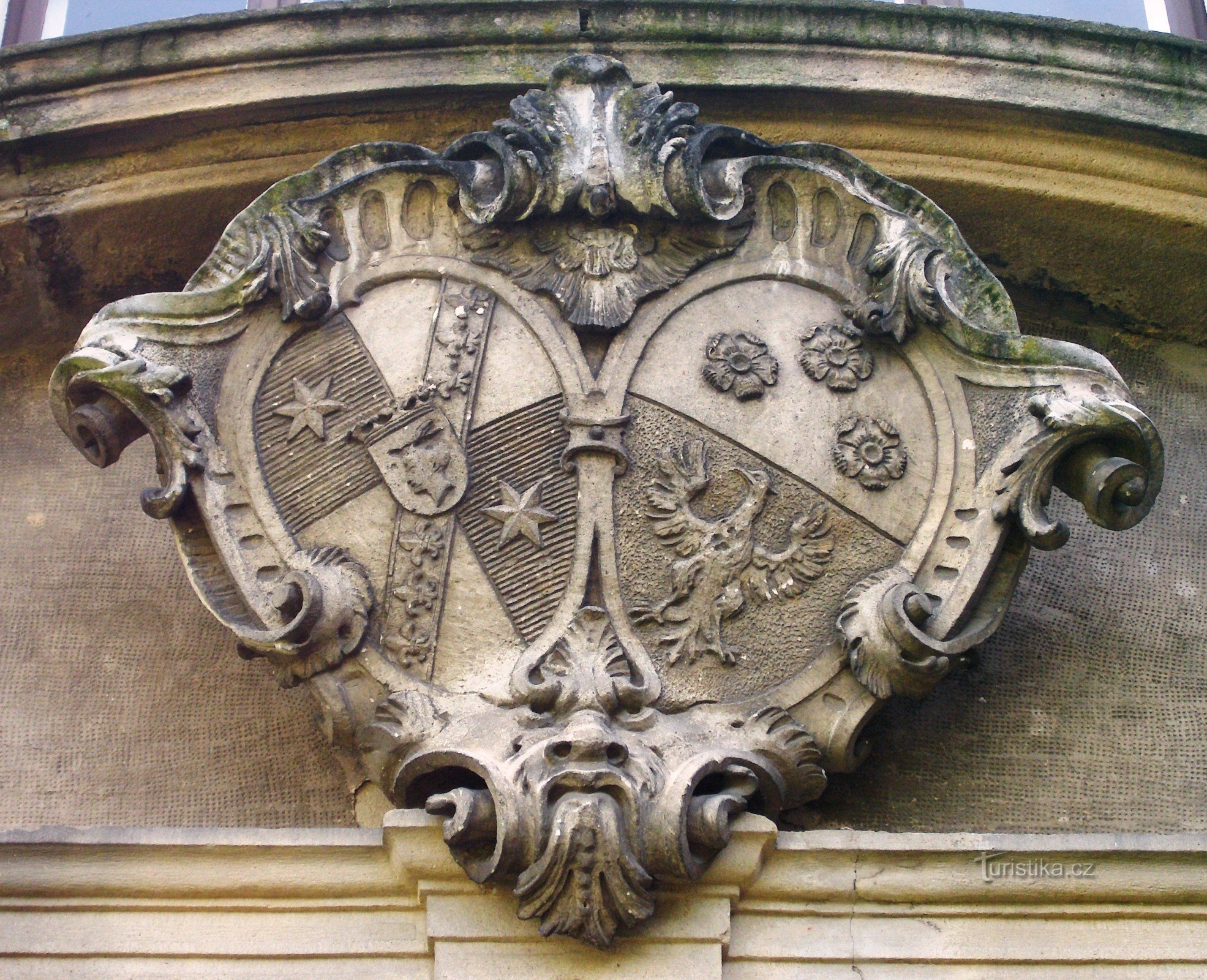 正面玄関の上にあるギレルンのキリスト教徒の紋章