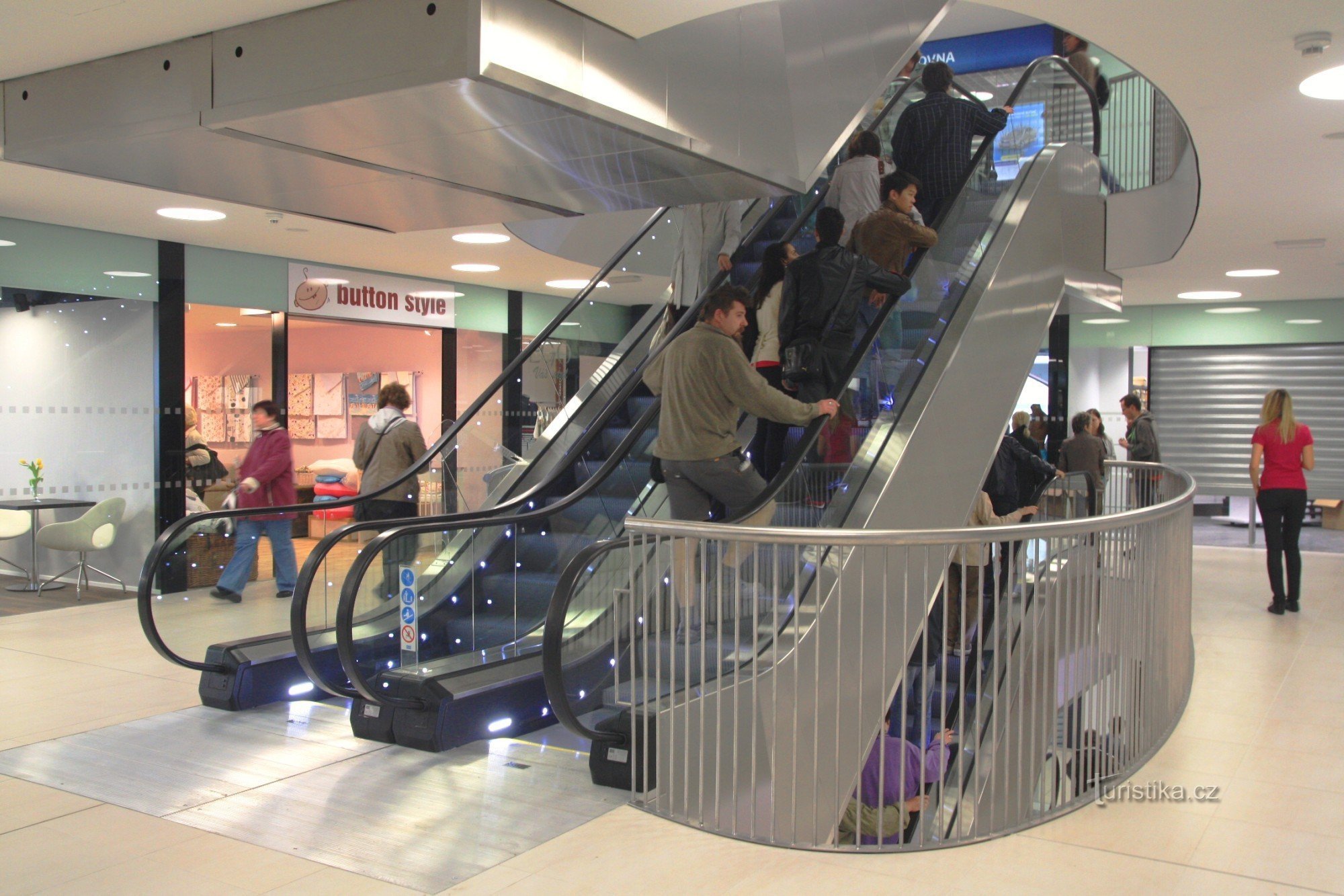 Las escaleras mecánicas conectan pisos individuales