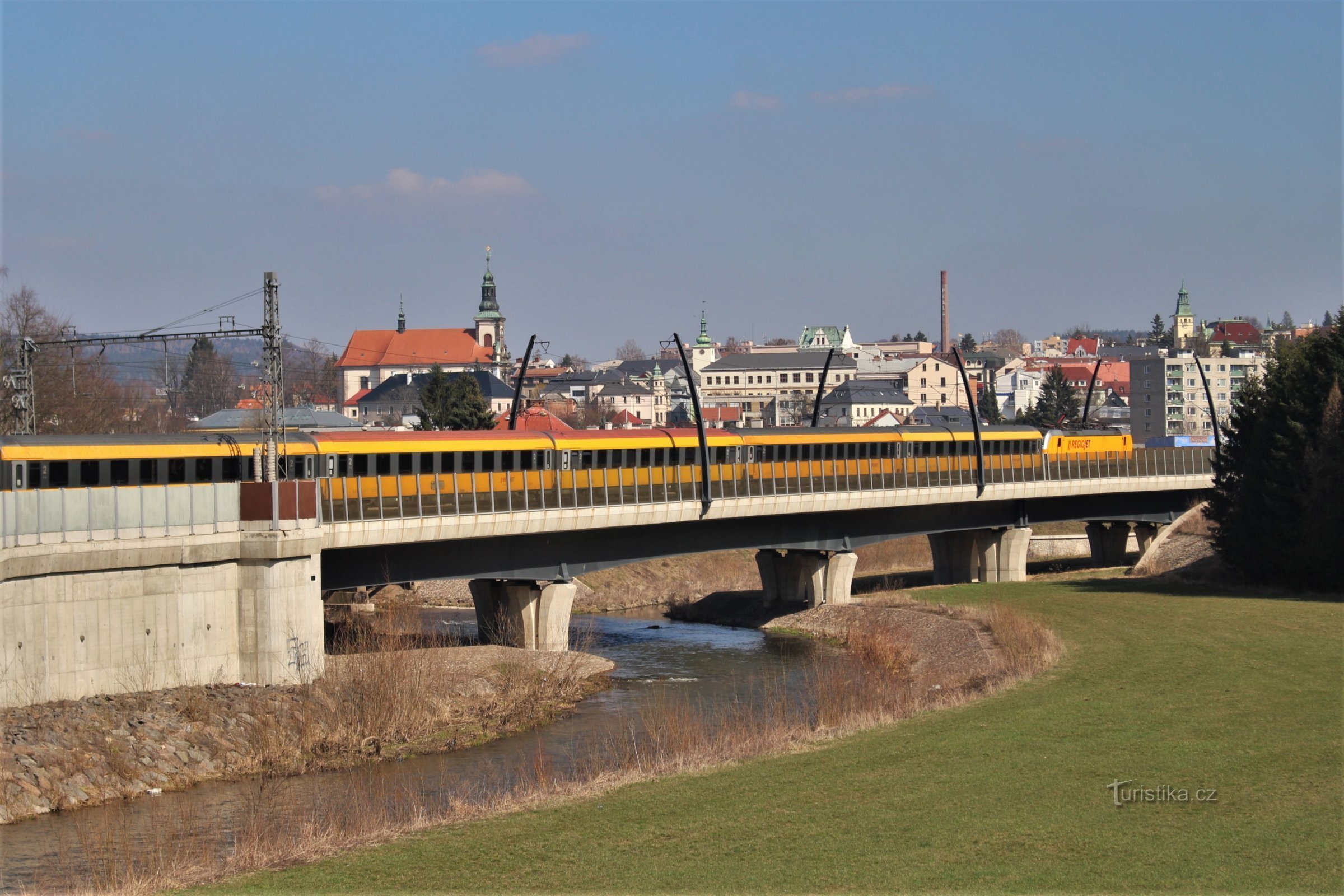 Wiadukt z panoramą miasta