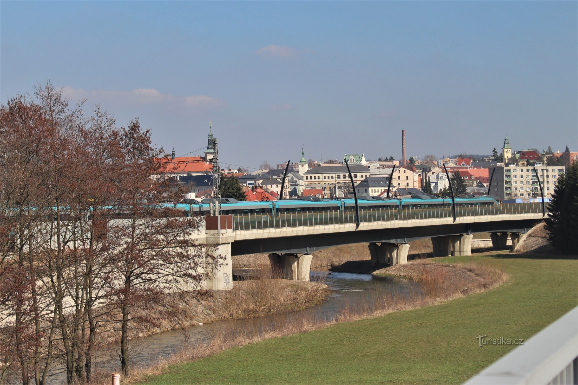 Viaduct met stadspanorama
