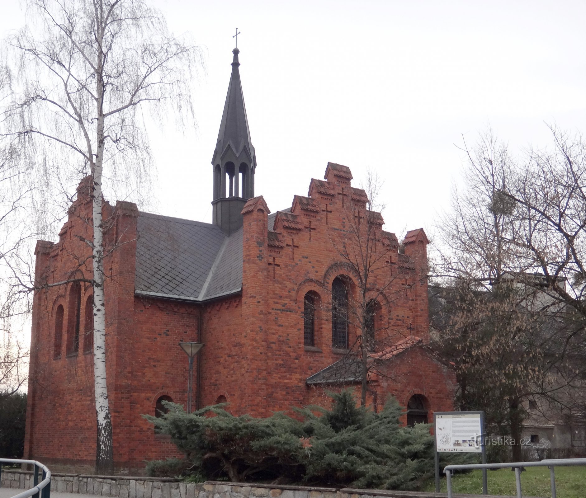 evangelische rode kerk van achteren