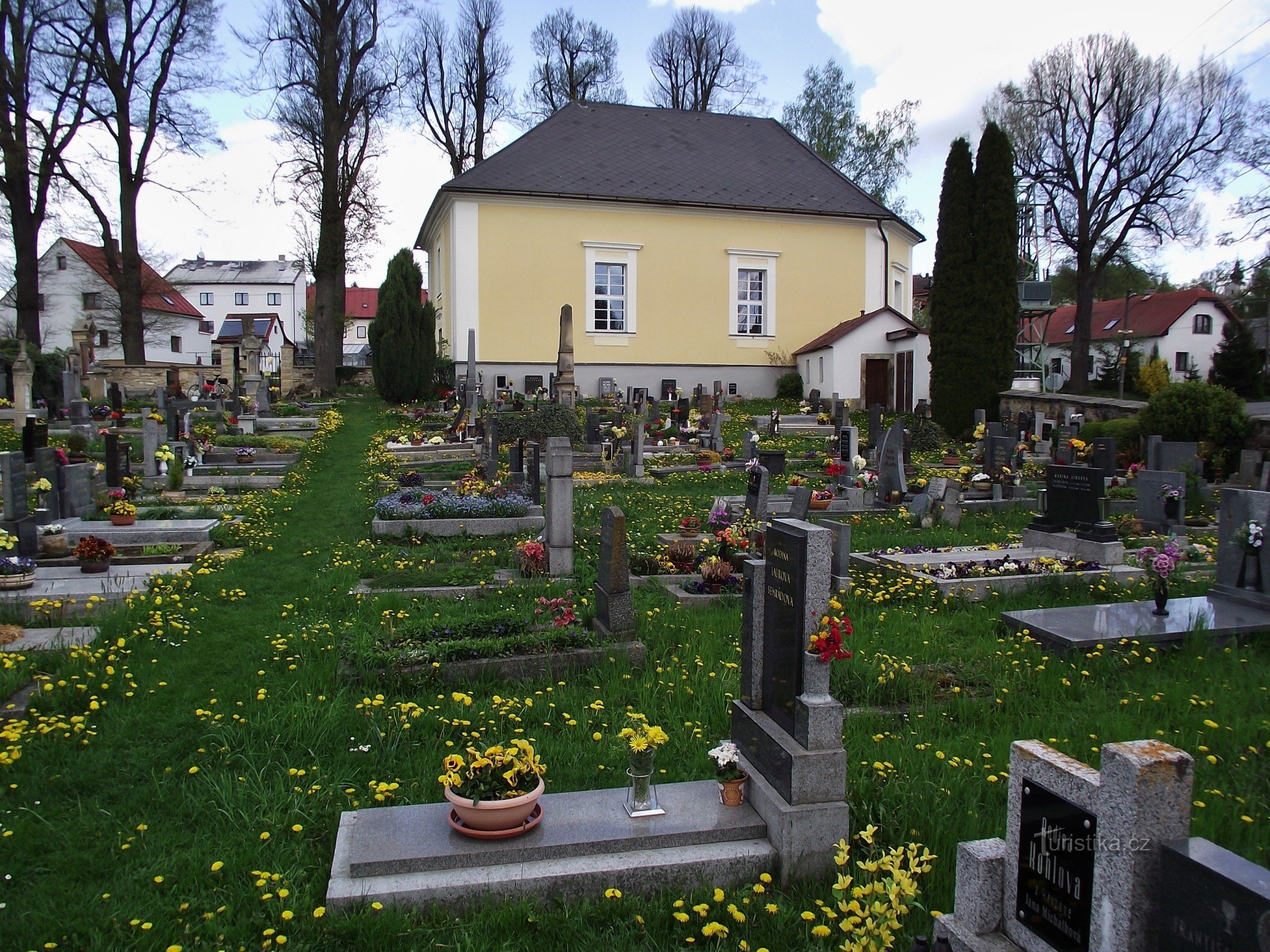 evangelisk kirkegård med bederum