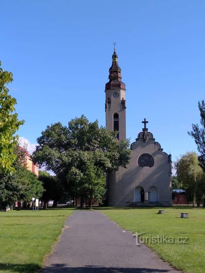 Igreja evangélica à beira da lagoa