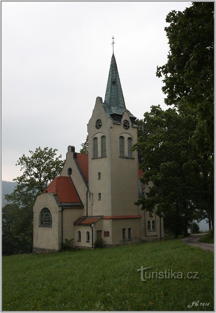 Evangelisk kyrka i Herlíkovice - utsikt från vägen från Strážné