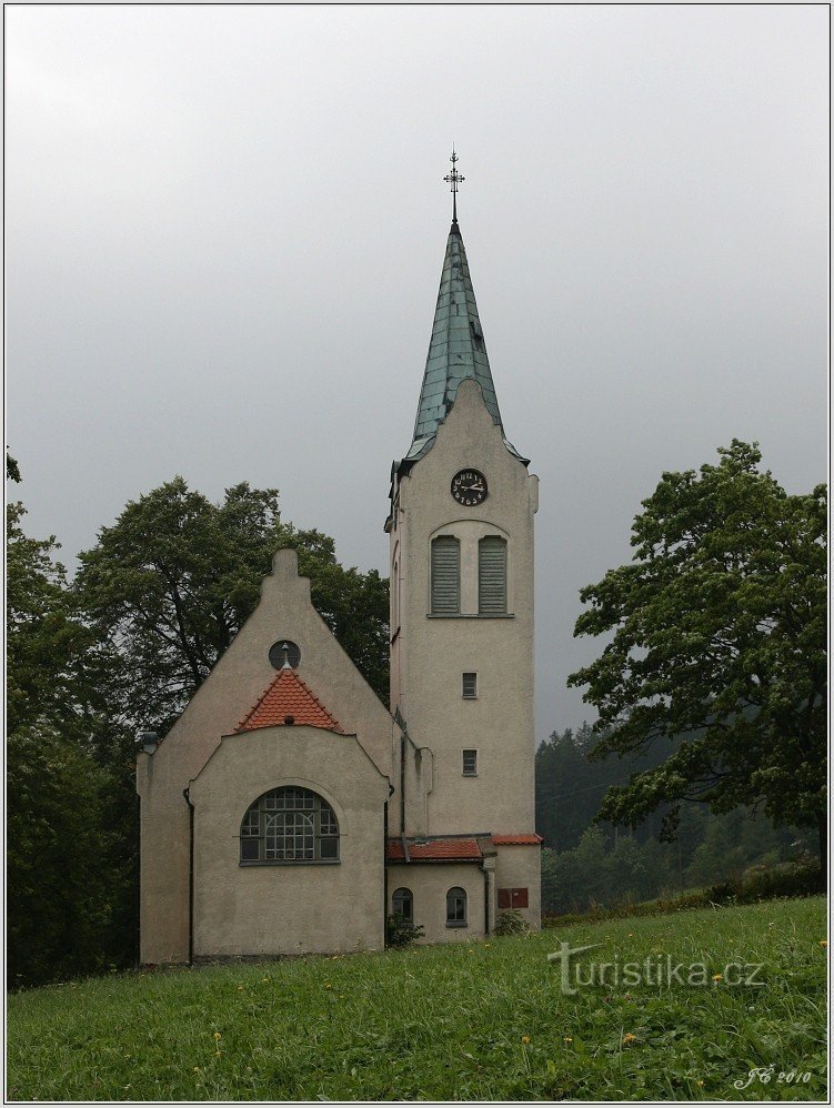 Igreja evangélica em Herlíkovice - vista da estrada marcada em azul de Vrchlabí