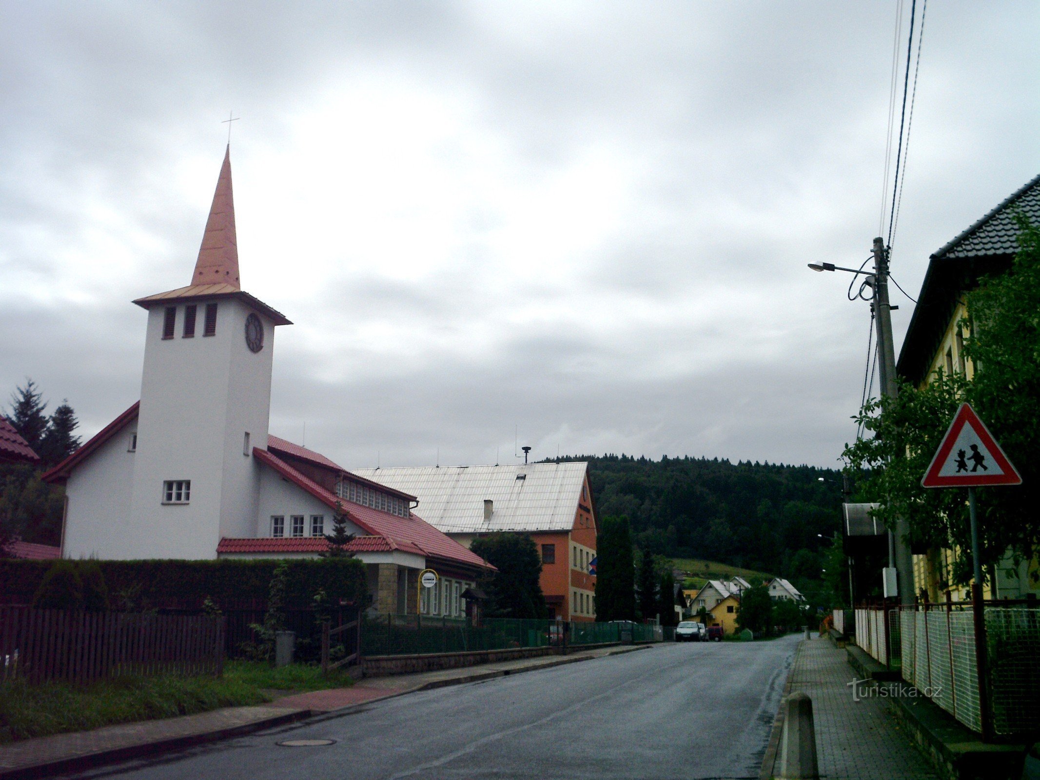 Evangélikus templom, mögötte a községi hivatal.