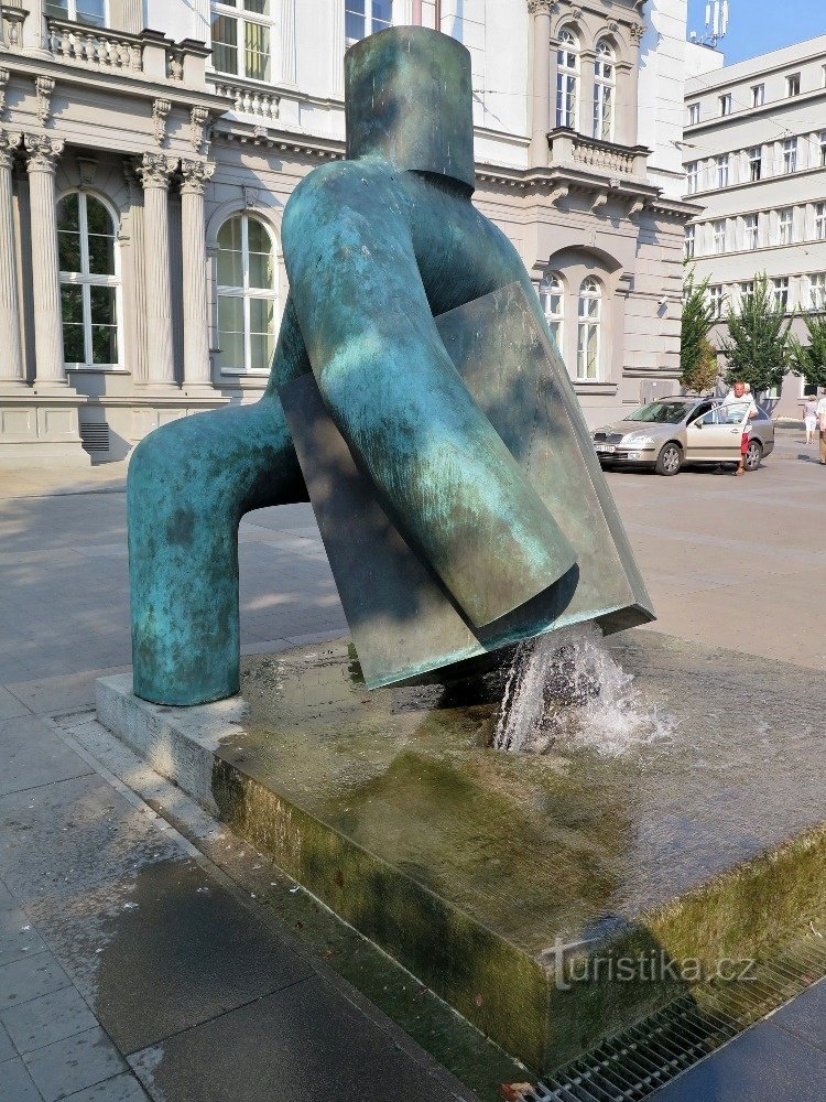 Der Vollstrecker auf dem Moravské náměstí stiehlt und uriniert gleichzeitig