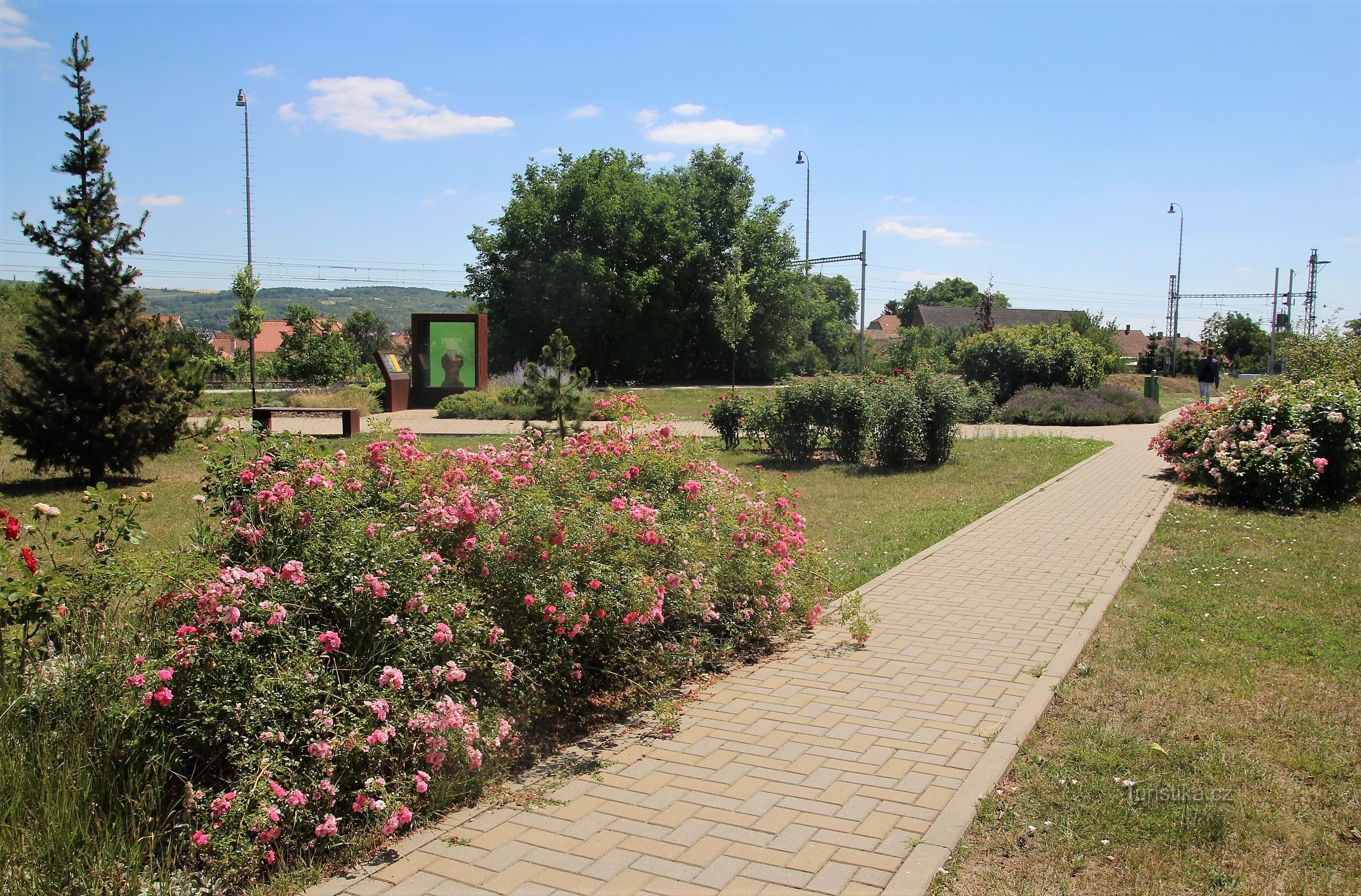 Expozitia crucii de piatra este situata in parcul local extins din spatele pistelor de langa cimitir