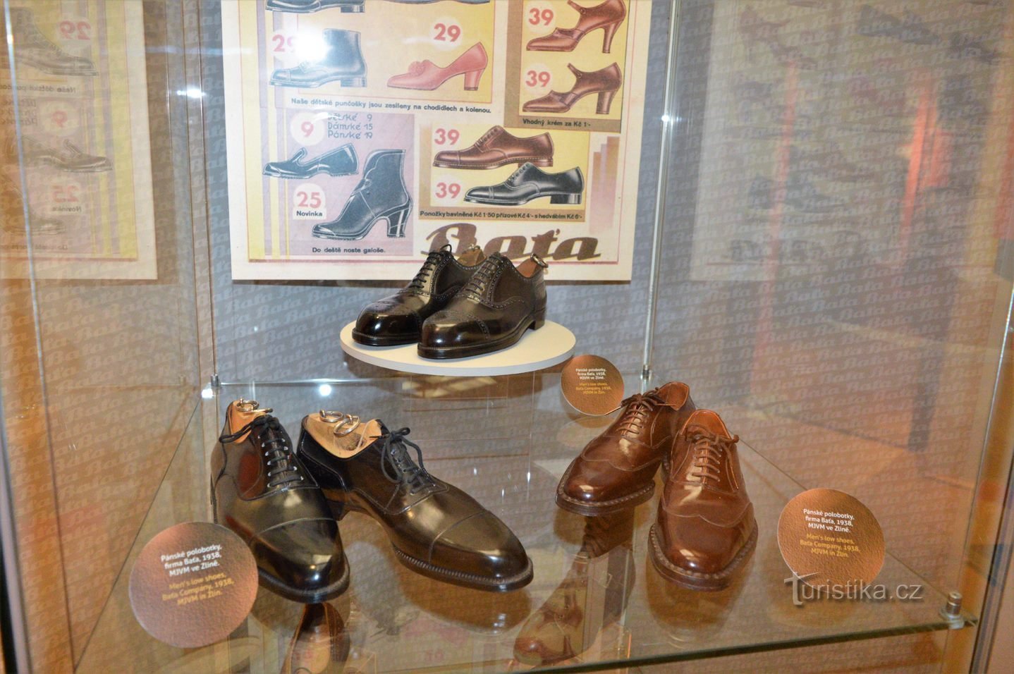 Експозиція виставки Baťa: взуття кожному!