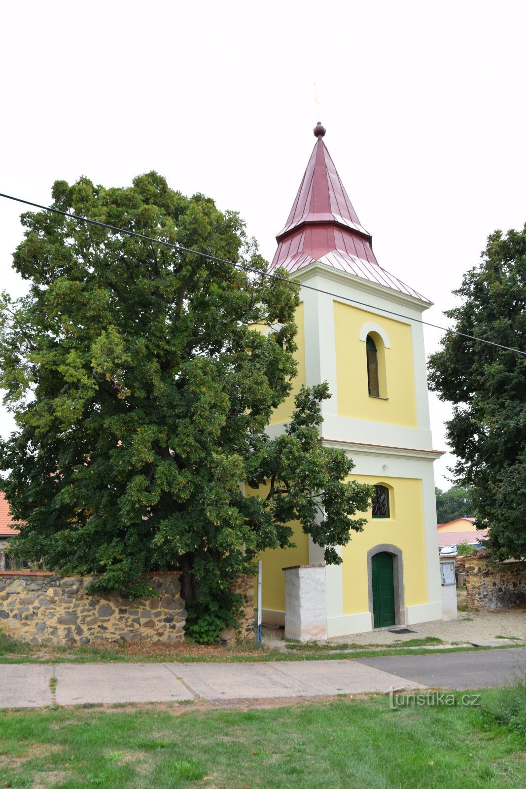 na zewnątrz muzeum - kościół św. Lilia