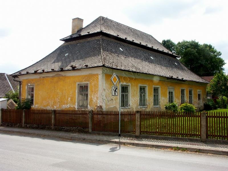 fara s hospodářským dvorem