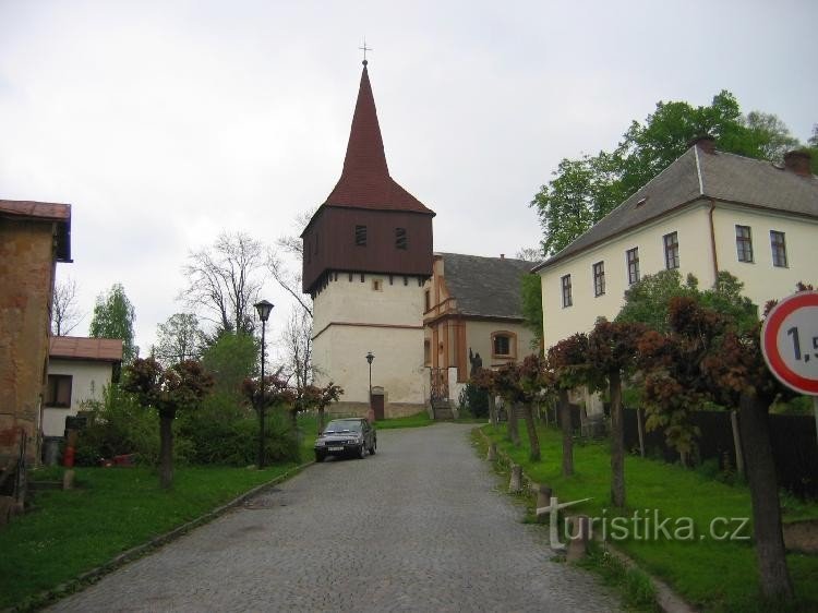 Pfarrhaus mit Kirche