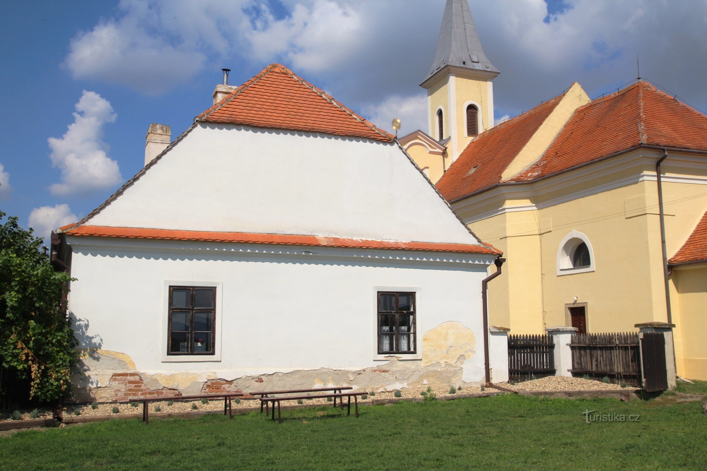 Prästgården med kyrkan St. Bartolomeus