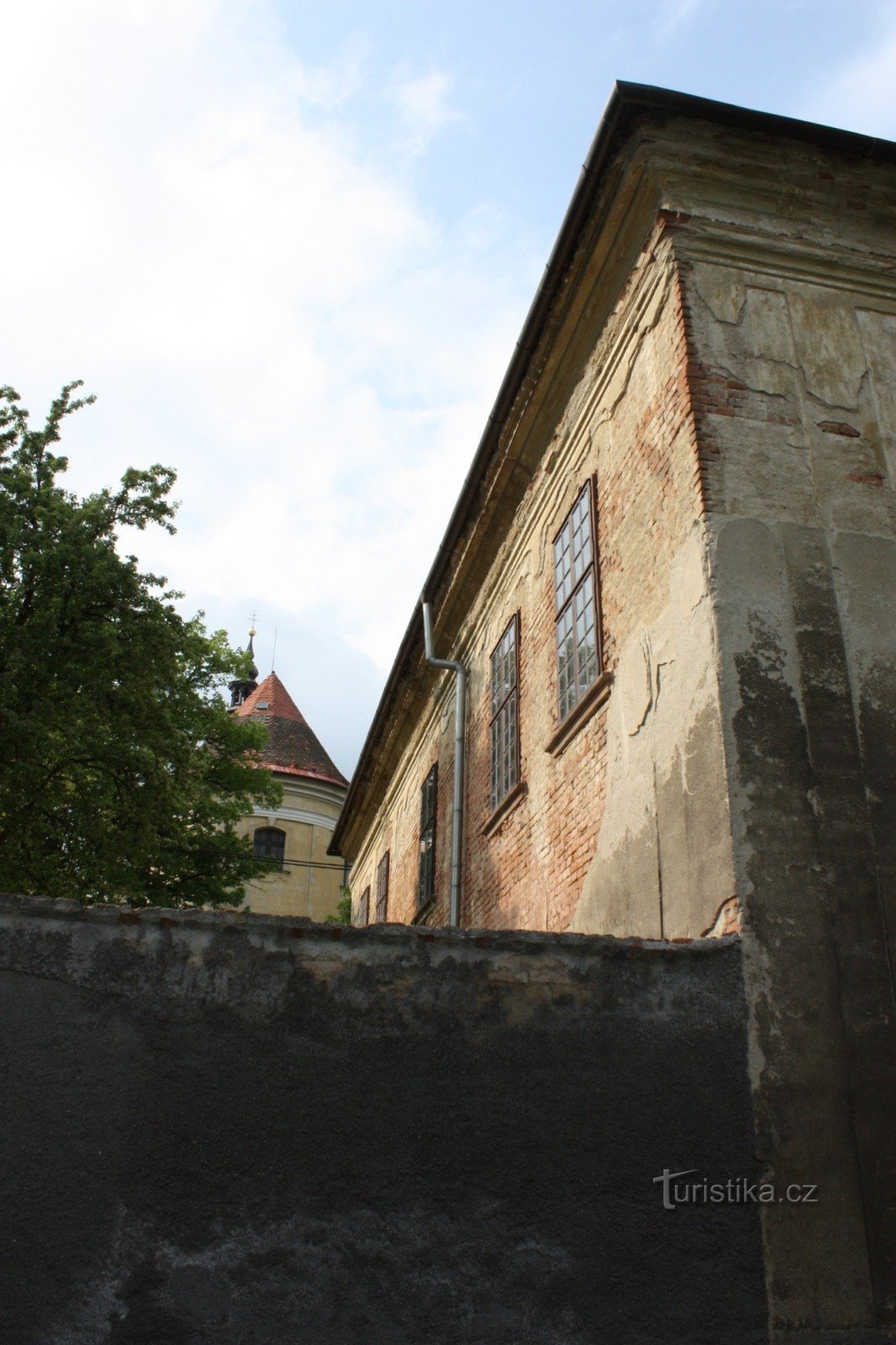 Prästgården med kyrkan St. Vavřine i Vyšovice