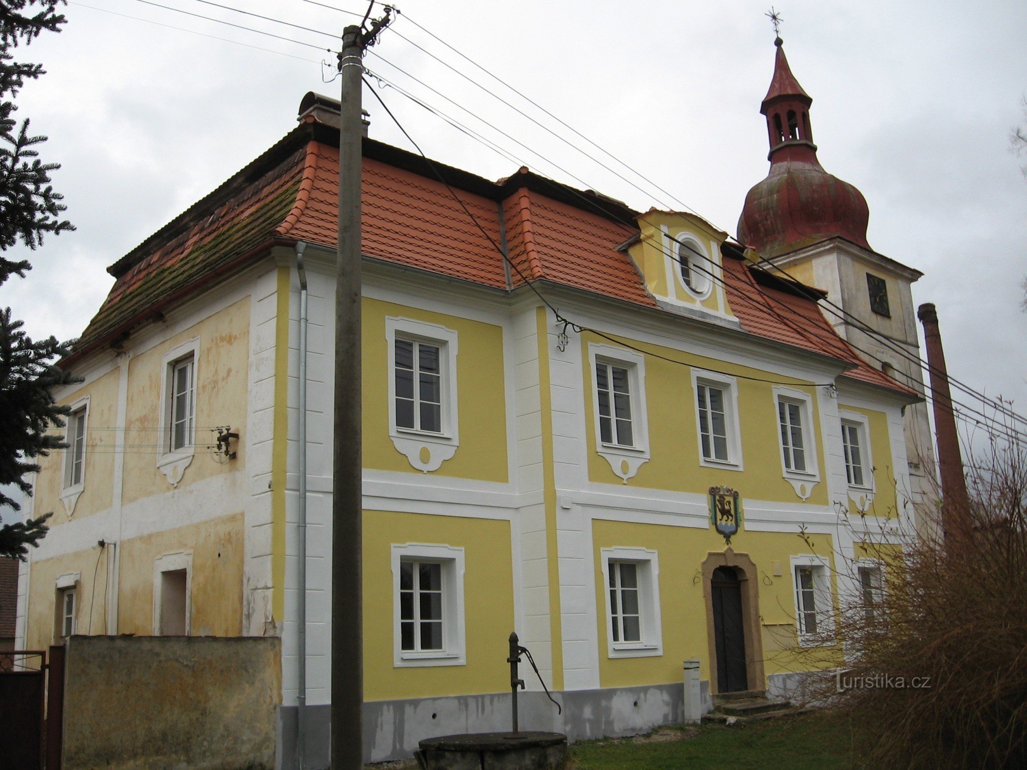 PFARREI NEBEN DER KIRCHE