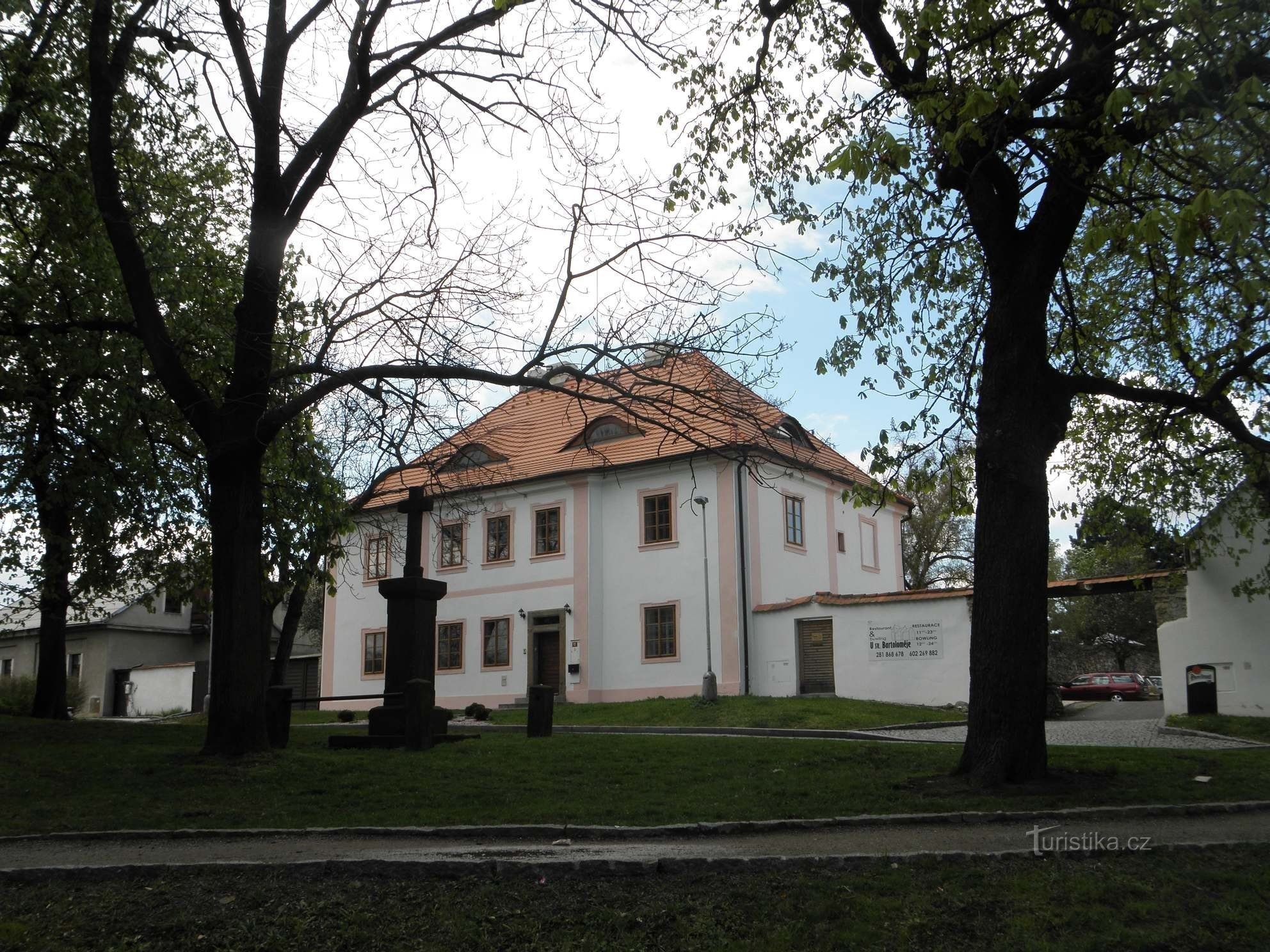 Župnišče iz 18. stoletja nasproti cerkve sv. Bartolomeja - 25.4.2012