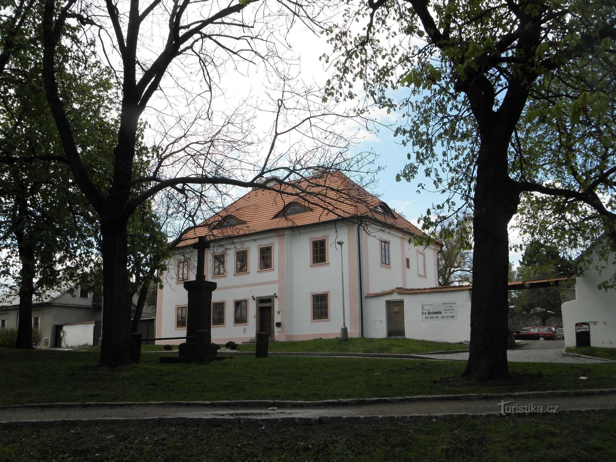 századi paplak a Szent Bertalan templommal szemben - 18.